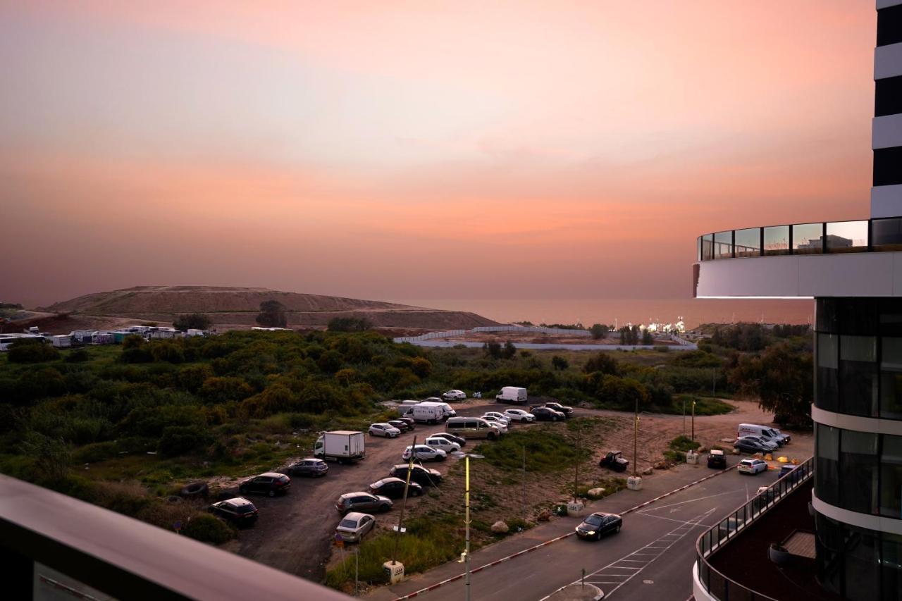 Hi-Yam Seaview Apartments & Suites - יש ממ"ד Бат-Ям Экстерьер фото
