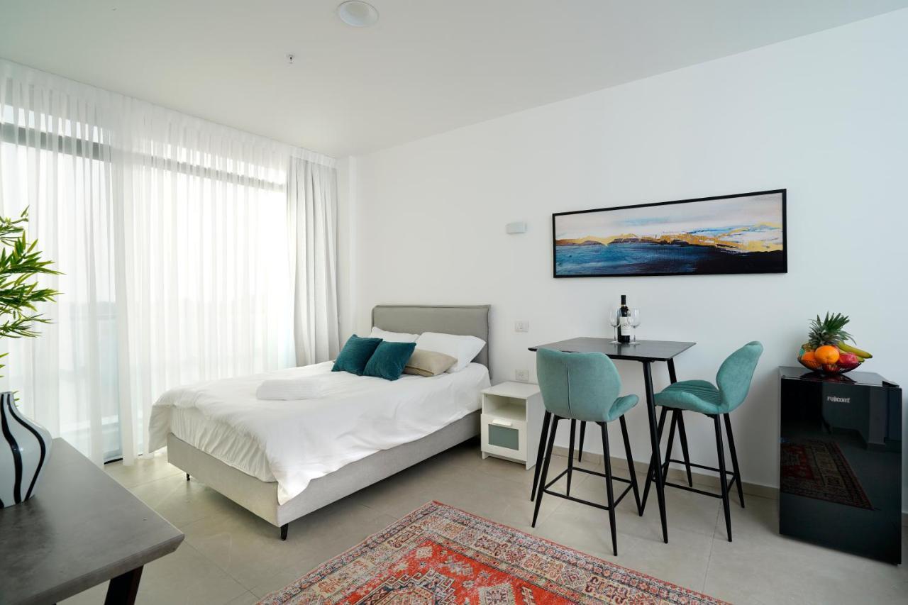 Hi-Yam Seaview Apartments & Suites - יש ממ"ד Бат-Ям Экстерьер фото