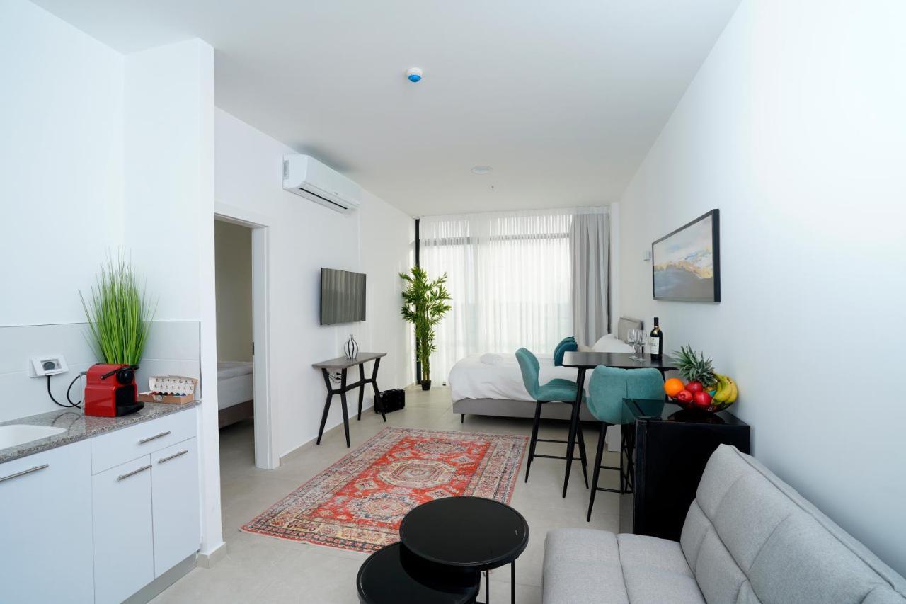 Hi-Yam Seaview Apartments & Suites - יש ממ"ד Бат-Ям Экстерьер фото