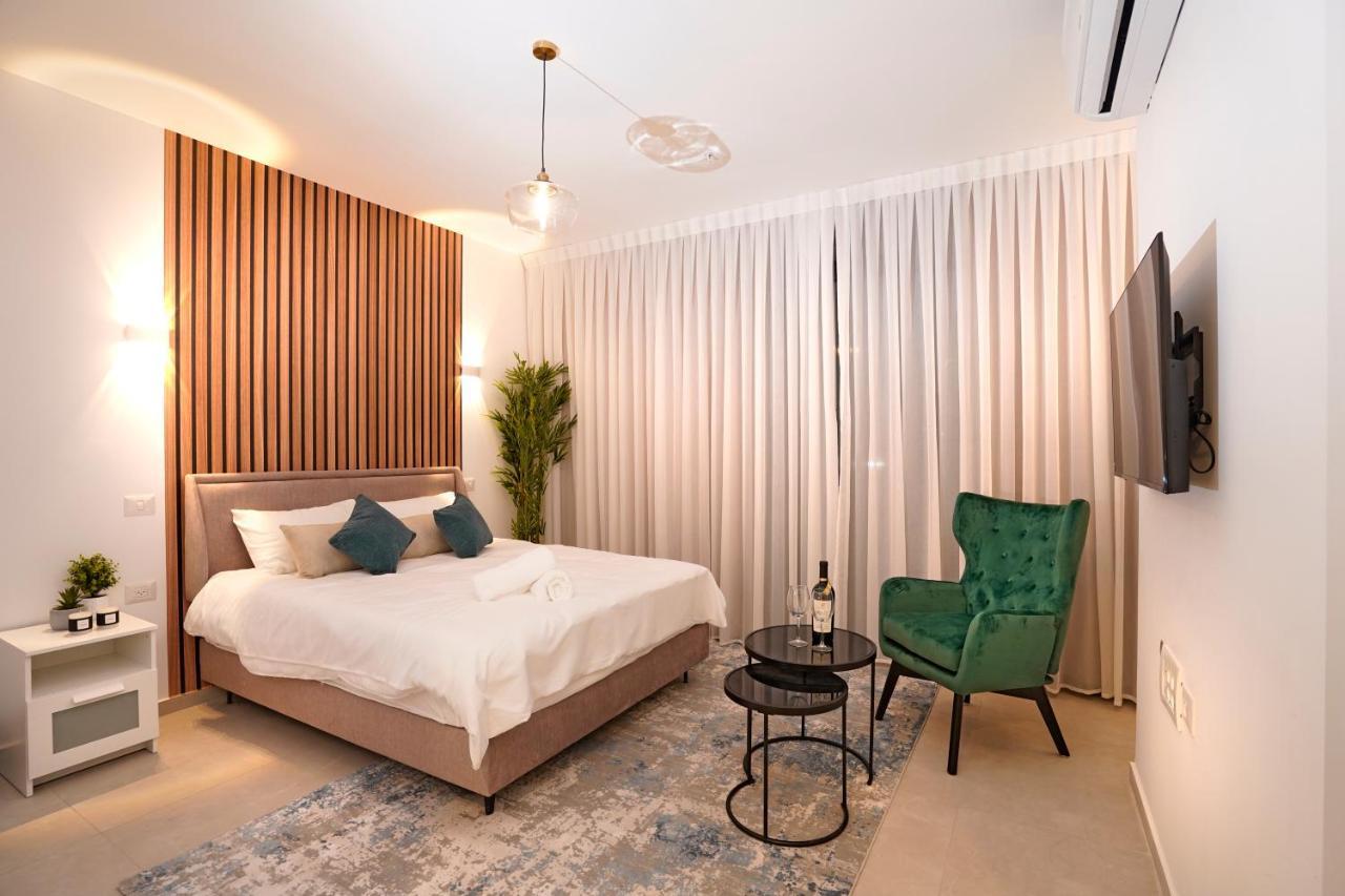 Hi-Yam Seaview Apartments & Suites - יש ממ"ד Бат-Ям Экстерьер фото