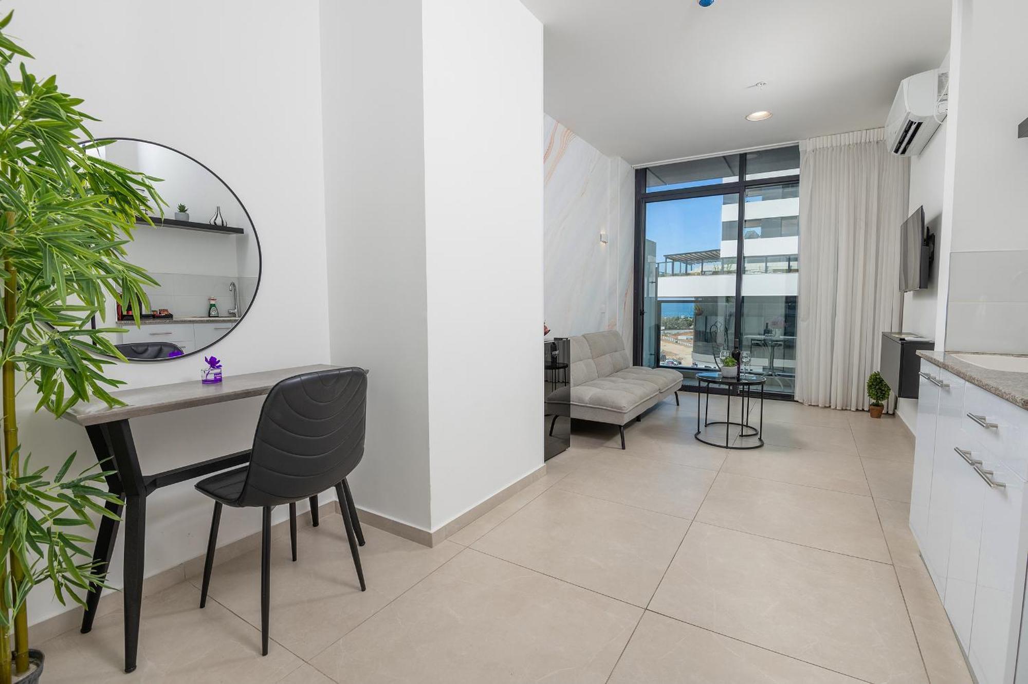Hi-Yam Seaview Apartments & Suites - יש ממ"ד Бат-Ям Экстерьер фото