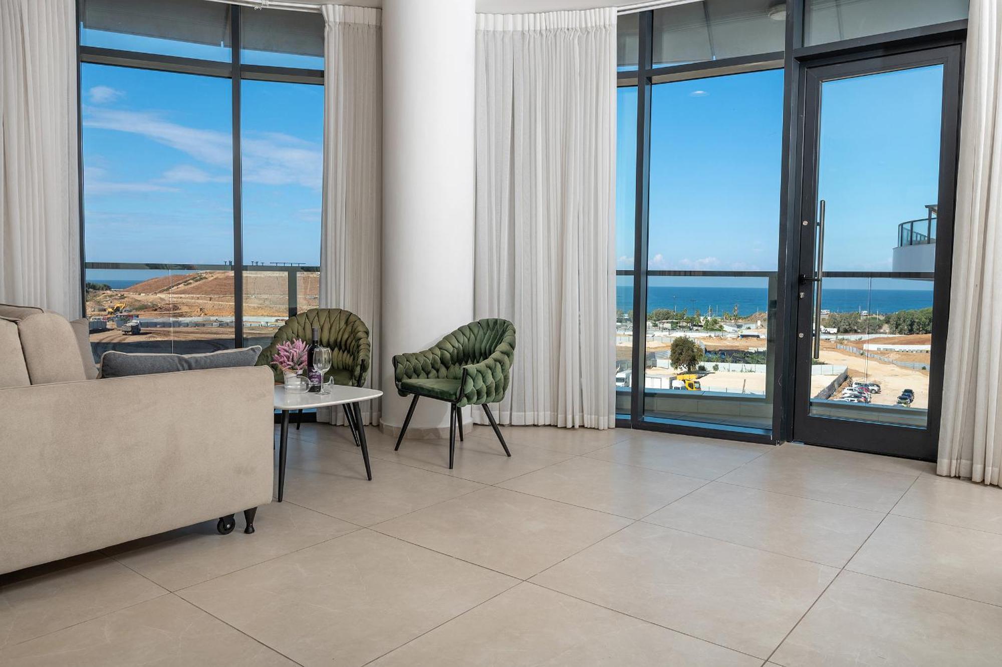 Hi-Yam Seaview Apartments & Suites - יש ממ"ד Бат-Ям Экстерьер фото