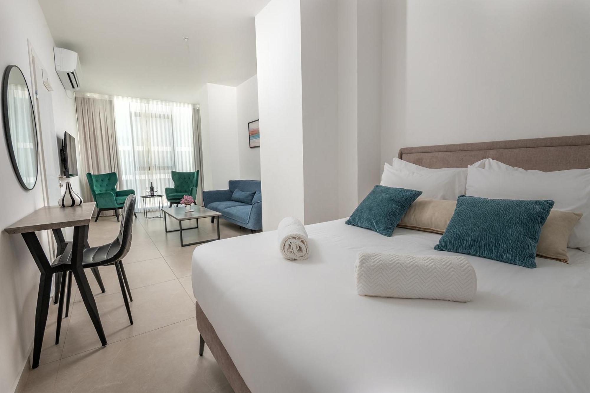Hi-Yam Seaview Apartments & Suites - יש ממ"ד Бат-Ям Экстерьер фото
