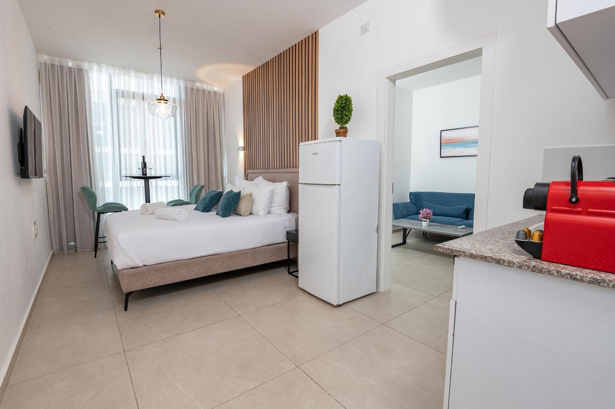 Hi-Yam Seaview Apartments & Suites - יש ממ"ד Бат-Ям Экстерьер фото