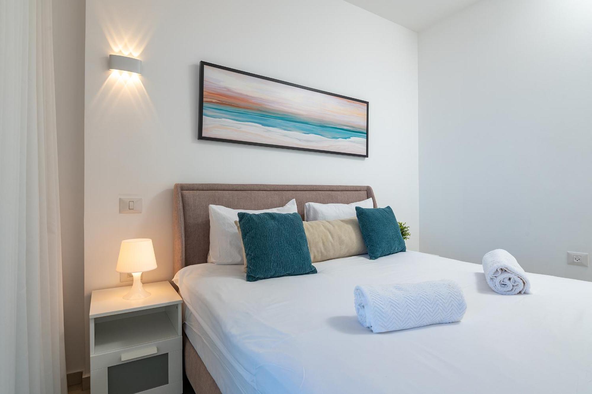 Hi-Yam Seaview Apartments & Suites - יש ממ"ד Бат-Ям Номер фото
