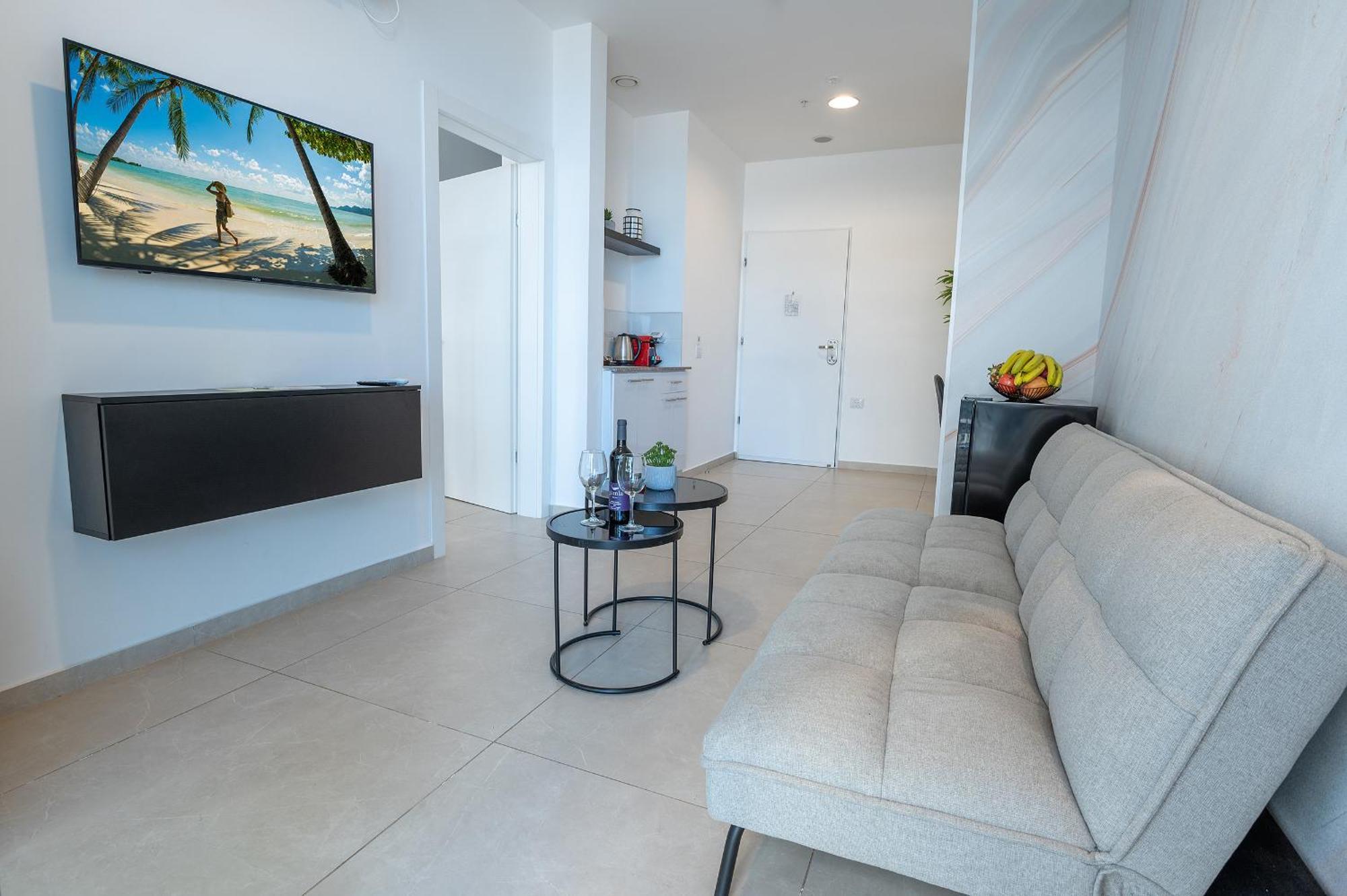 Hi-Yam Seaview Apartments & Suites - יש ממ"ד Бат-Ям Номер фото