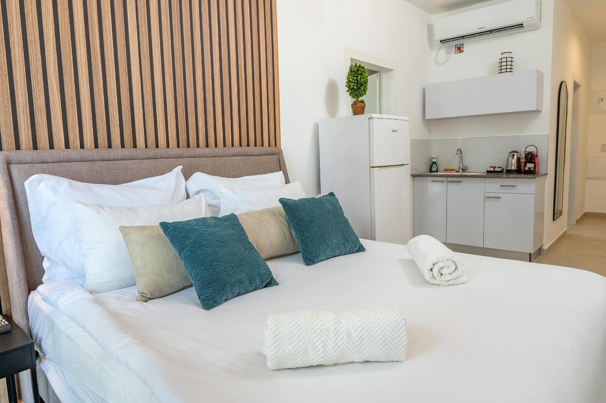 Hi-Yam Seaview Apartments & Suites - יש ממ"ד Бат-Ям Номер фото