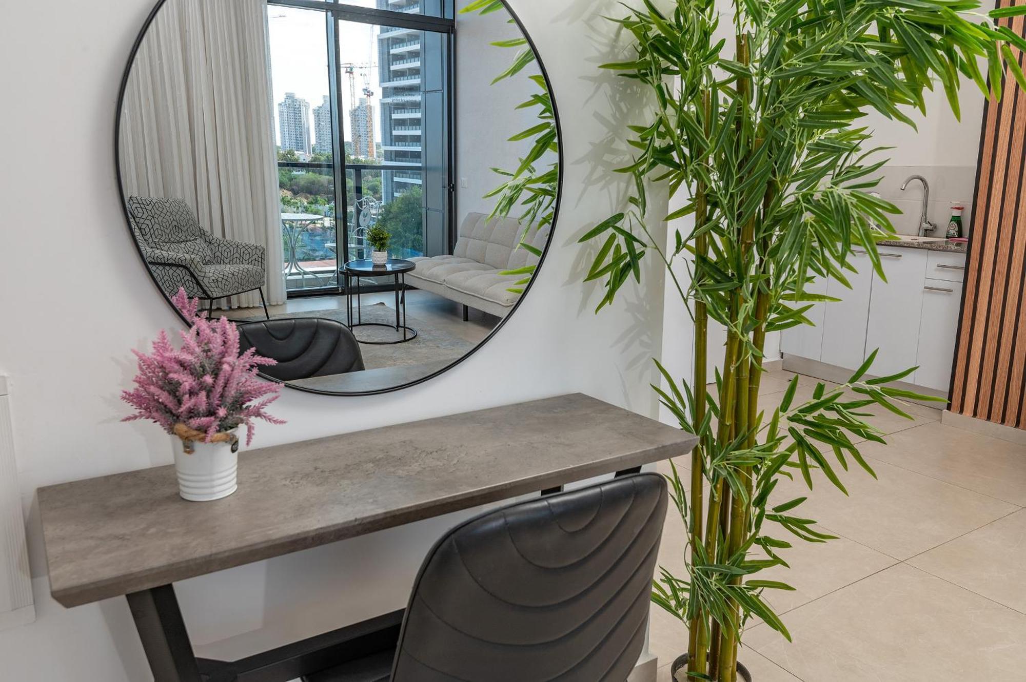 Hi-Yam Seaview Apartments & Suites - יש ממ"ד Бат-Ям Номер фото