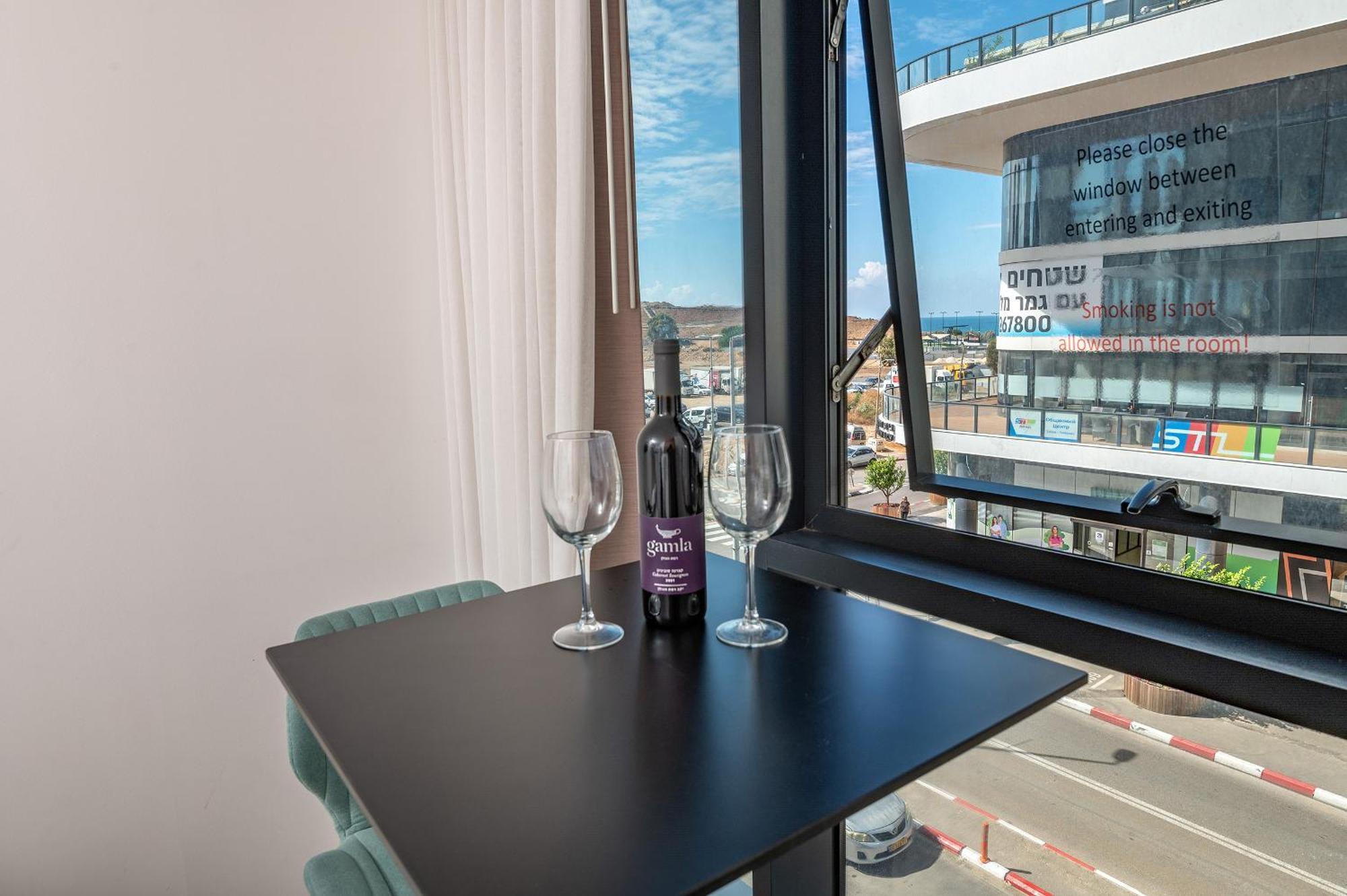 Hi-Yam Seaview Apartments & Suites - יש ממ"ד Бат-Ям Номер фото