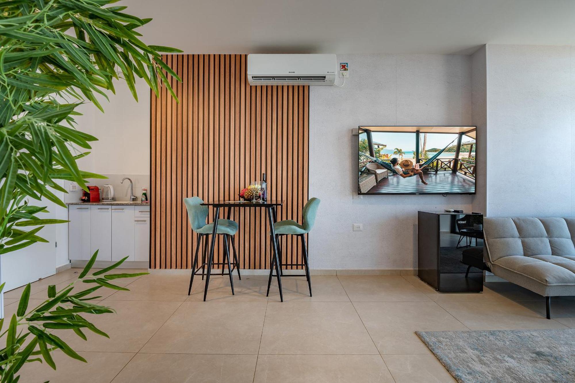 Hi-Yam Seaview Apartments & Suites - יש ממ"ד Бат-Ям Номер фото