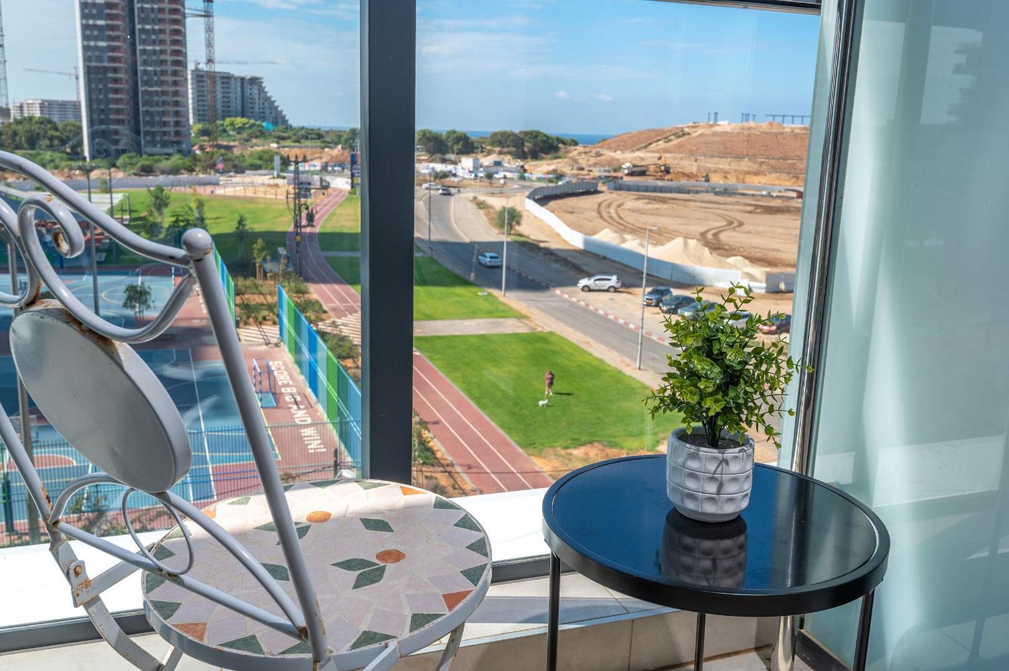 Hi-Yam Seaview Apartments & Suites - יש ממ"ד Бат-Ям Номер фото