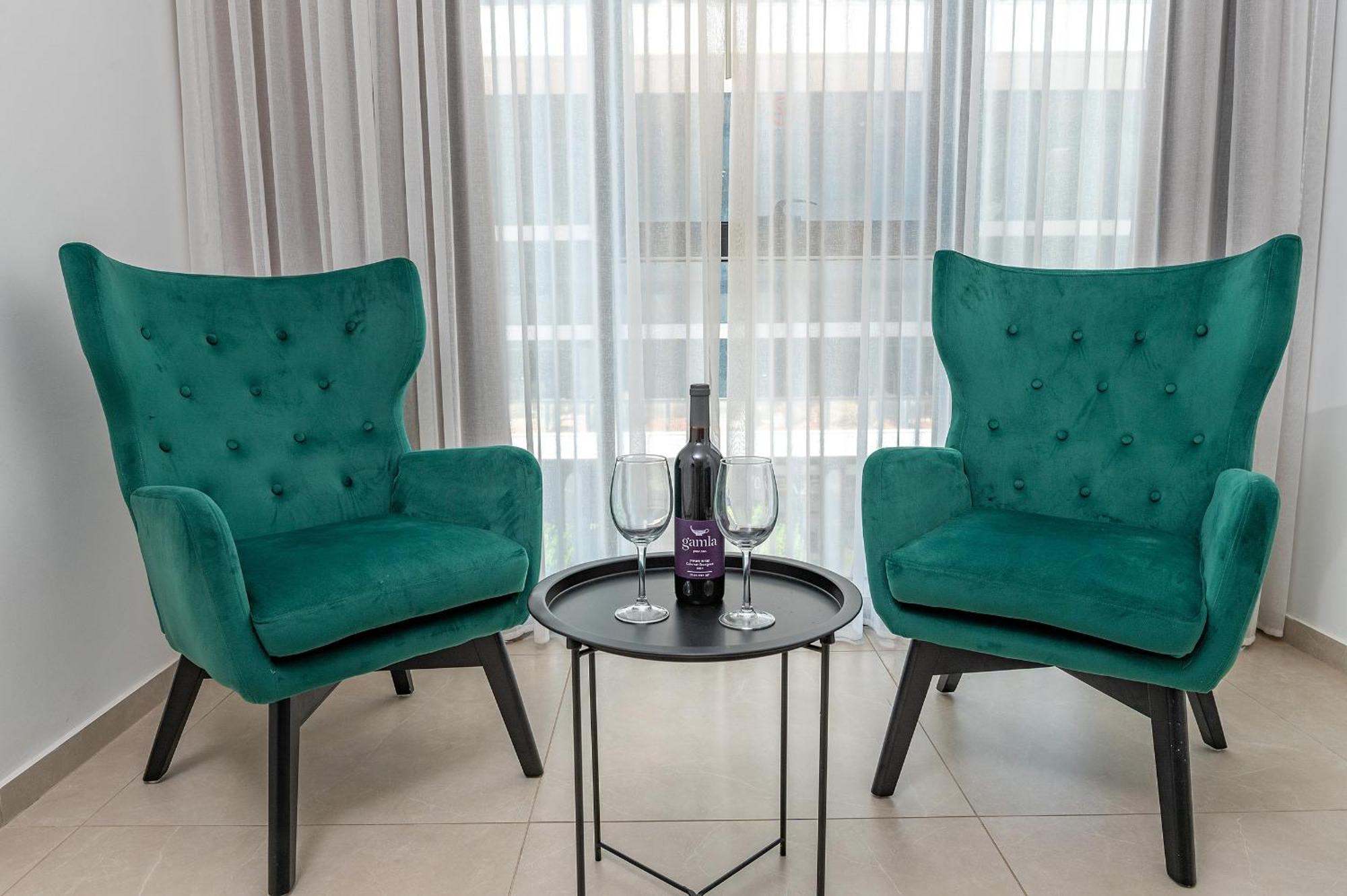 Hi-Yam Seaview Apartments & Suites - יש ממ"ד Бат-Ям Номер фото
