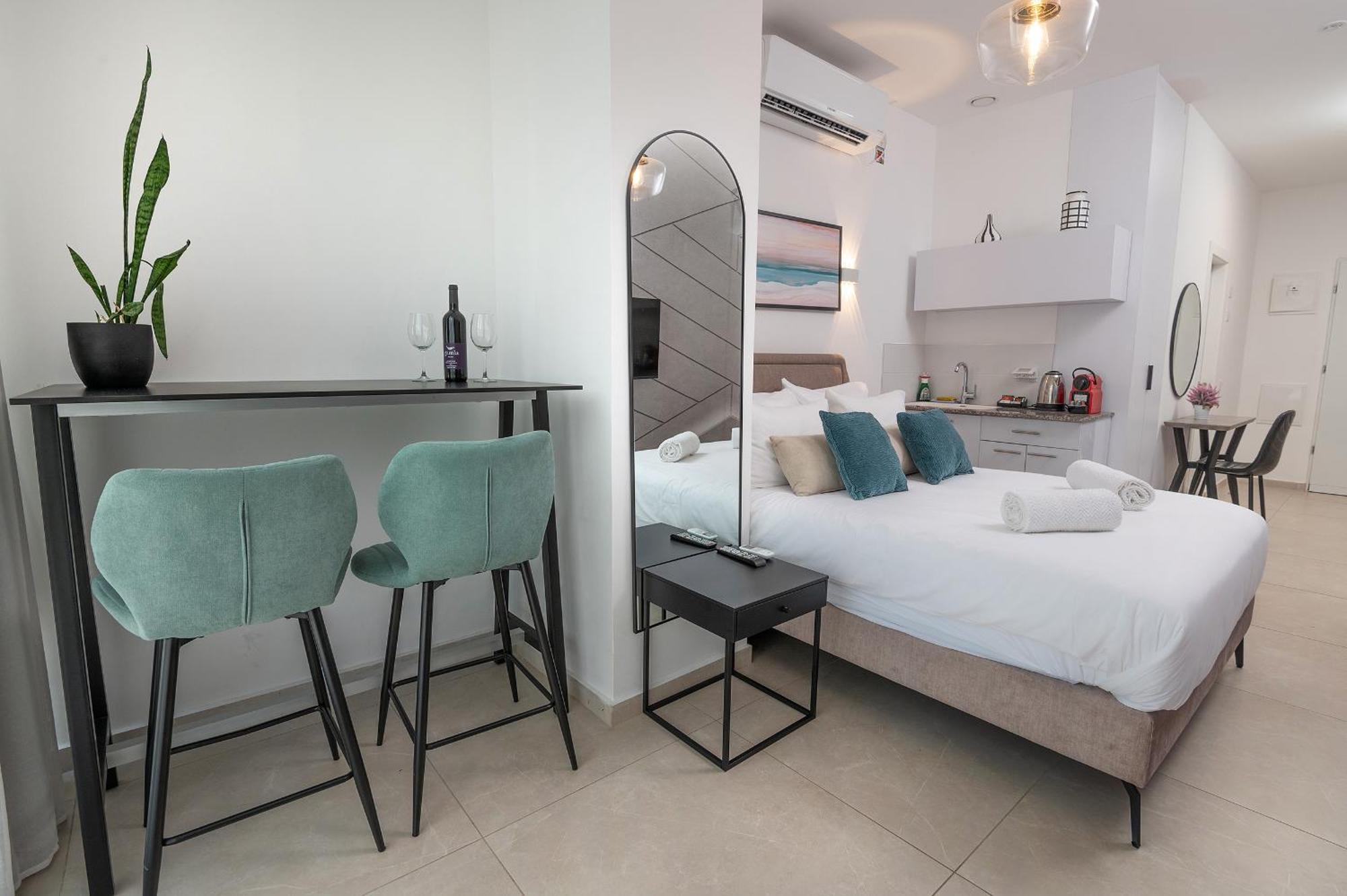 Hi-Yam Seaview Apartments & Suites - יש ממ"ד Бат-Ям Номер фото