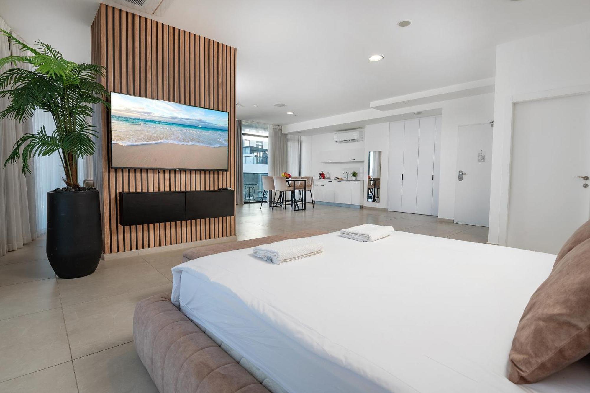 Hi-Yam Seaview Apartments & Suites - יש ממ"ד Бат-Ям Номер фото