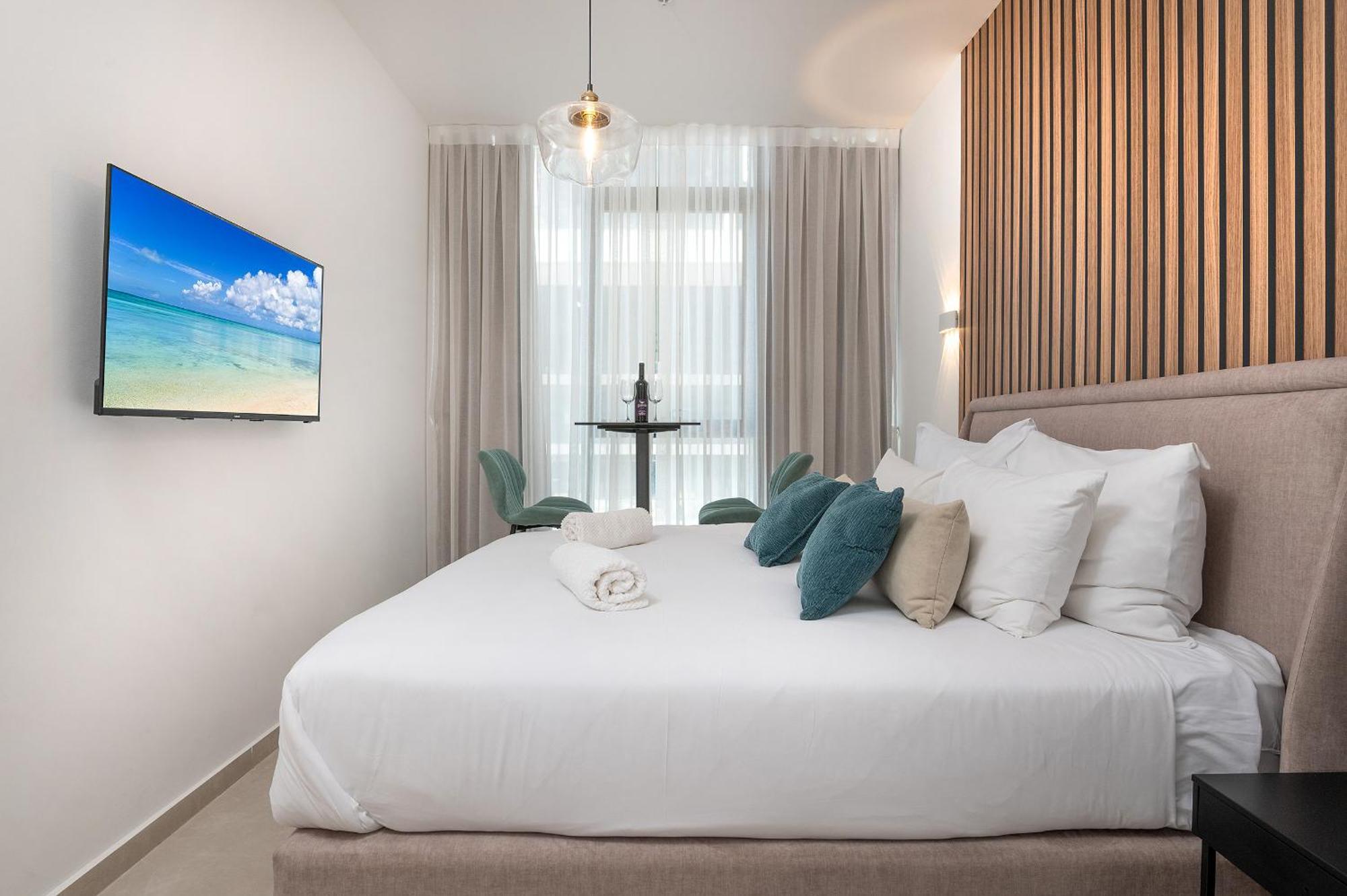 Hi-Yam Seaview Apartments & Suites - יש ממ"ד Бат-Ям Номер фото
