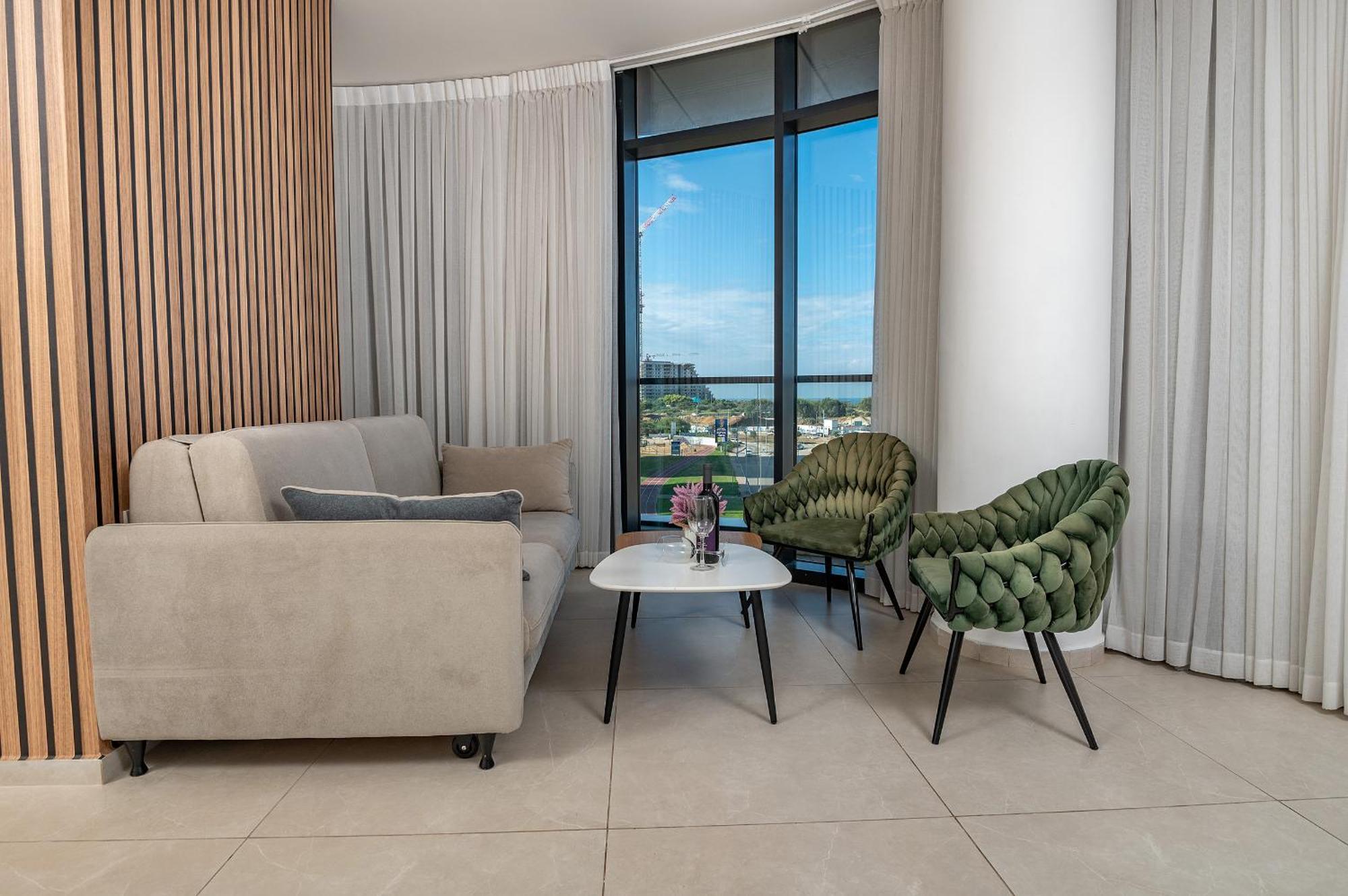 Hi-Yam Seaview Apartments & Suites - יש ממ"ד Бат-Ям Номер фото