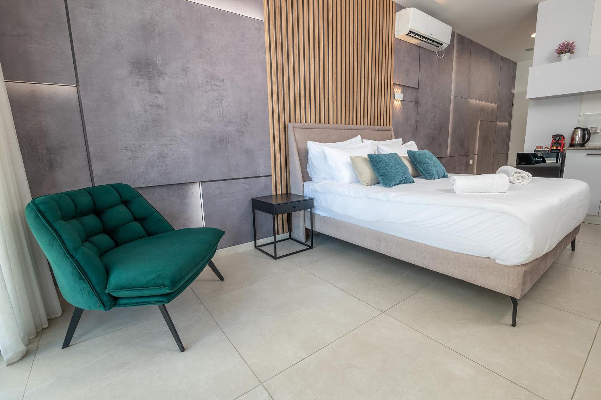 Hi-Yam Seaview Apartments & Suites - יש ממ"ד Бат-Ям Номер фото