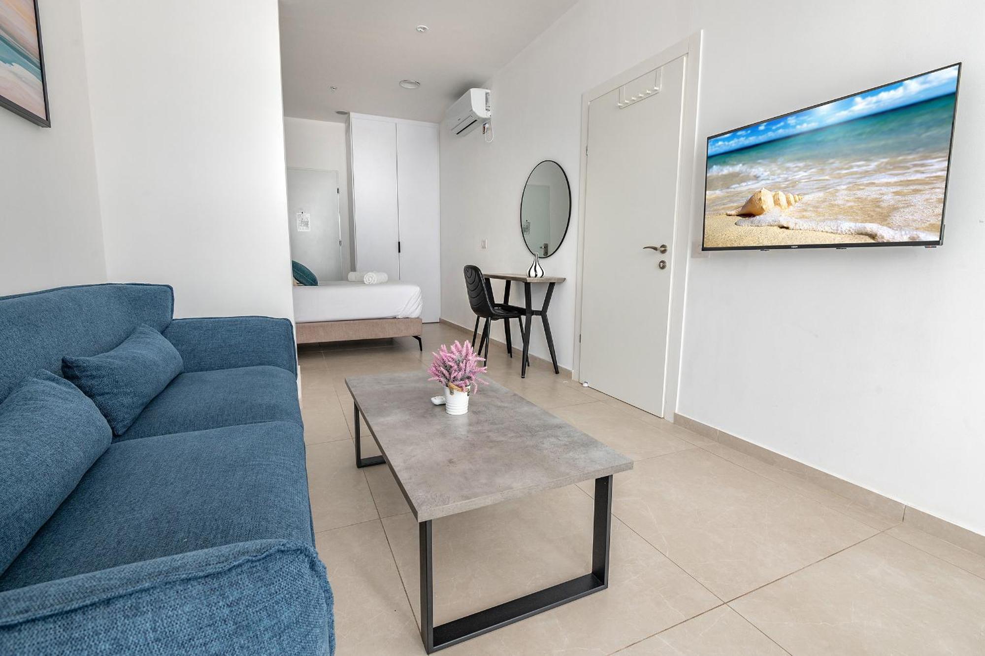 Hi-Yam Seaview Apartments & Suites - יש ממ"ד Бат-Ям Номер фото