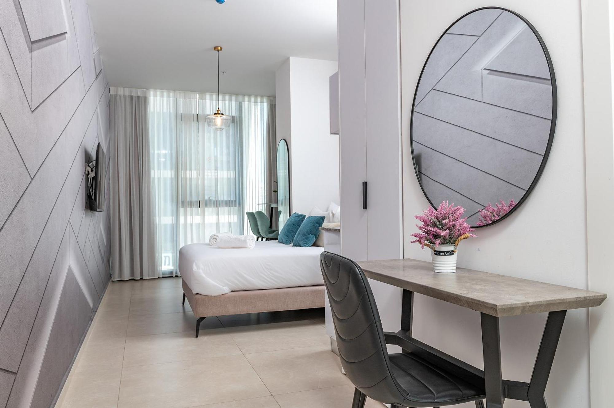 Hi-Yam Seaview Apartments & Suites - יש ממ"ד Бат-Ям Номер фото